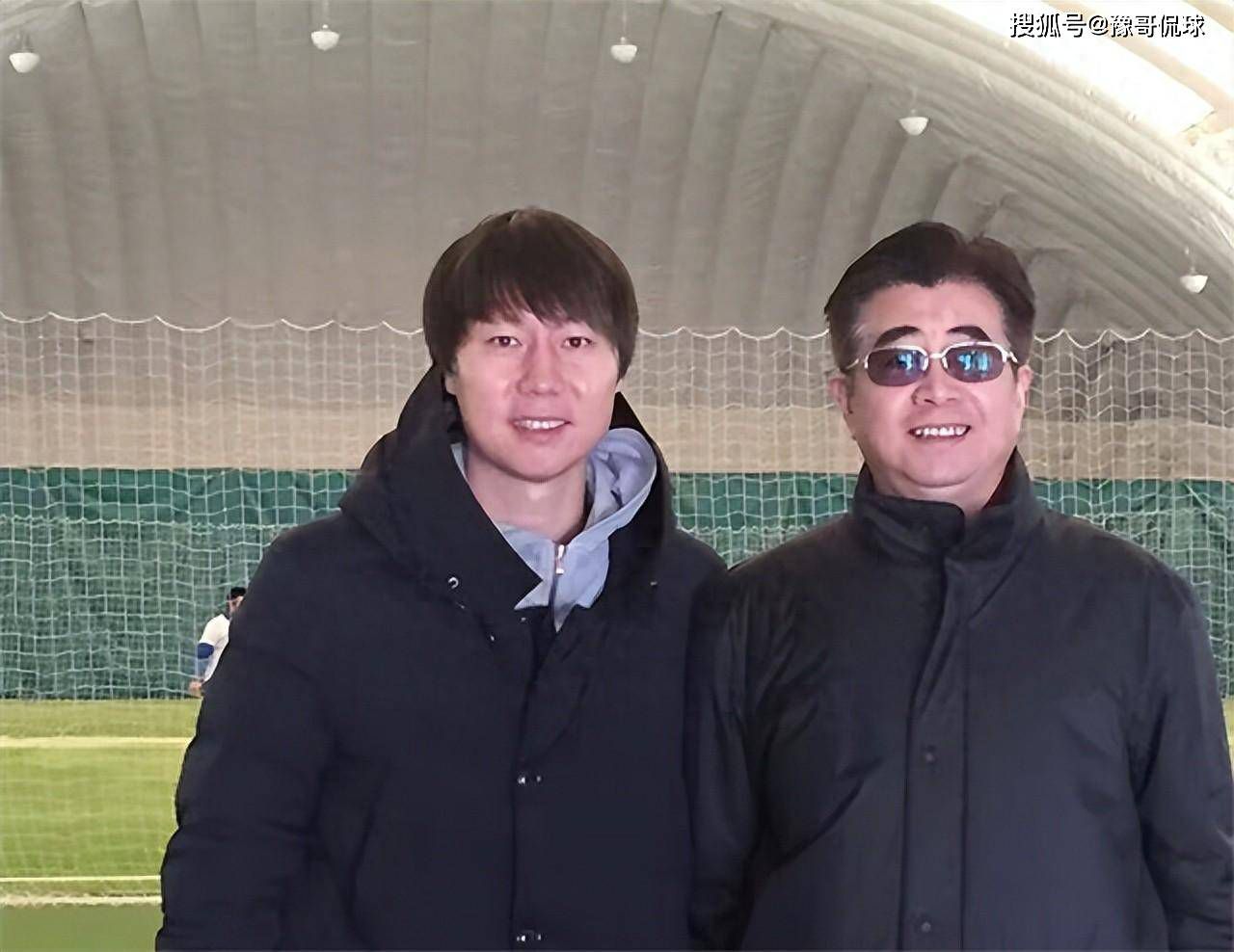 说罢，自己率先冲出驾驶舱，直接上了船舷处。
